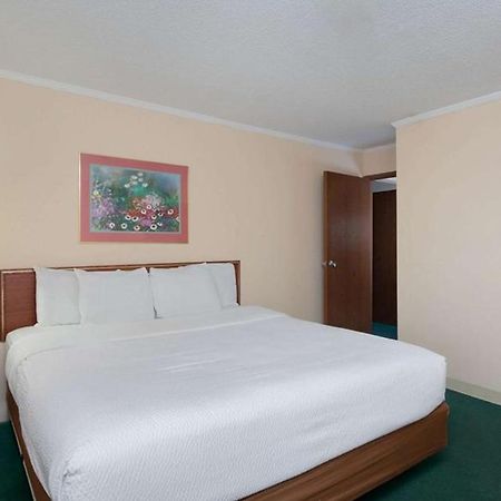 Norwood Inn & Suites Indianapolis East Post Drive Екстериор снимка