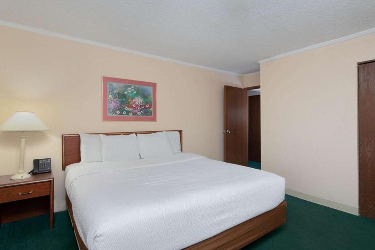 Norwood Inn & Suites Indianapolis East Post Drive Екстериор снимка