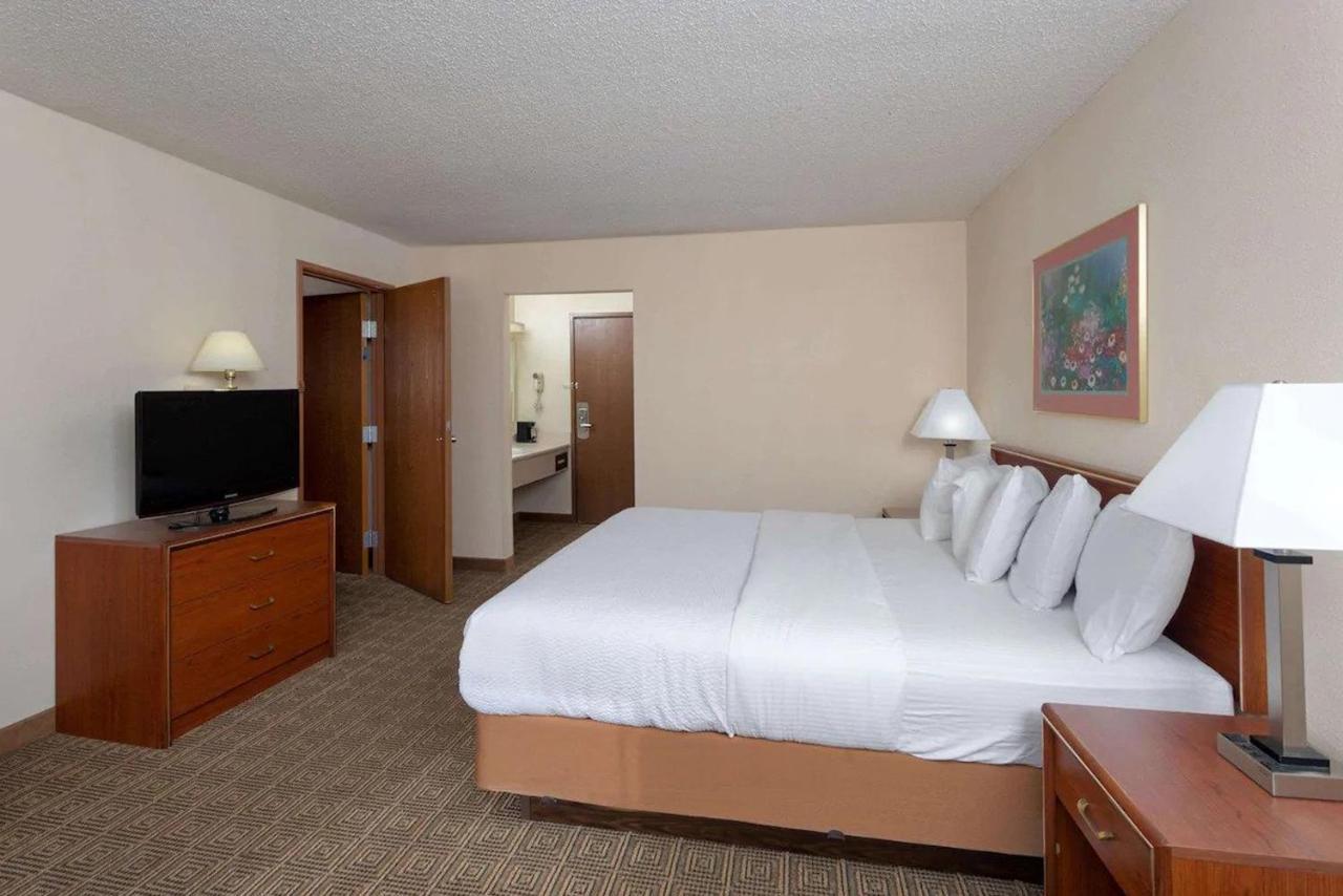 Norwood Inn & Suites Indianapolis East Post Drive Екстериор снимка