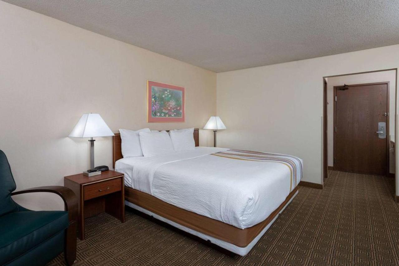 Norwood Inn & Suites Indianapolis East Post Drive Екстериор снимка