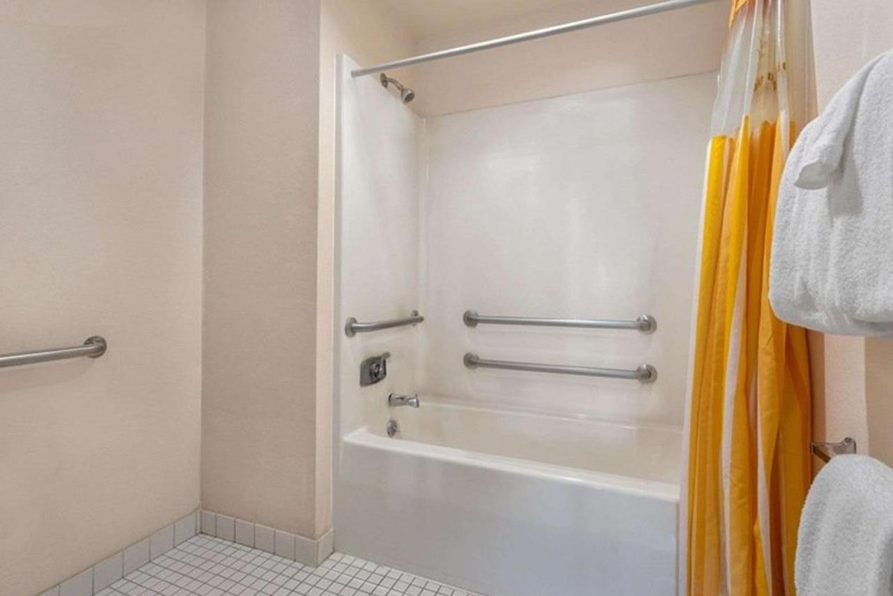 Norwood Inn & Suites Indianapolis East Post Drive Екстериор снимка