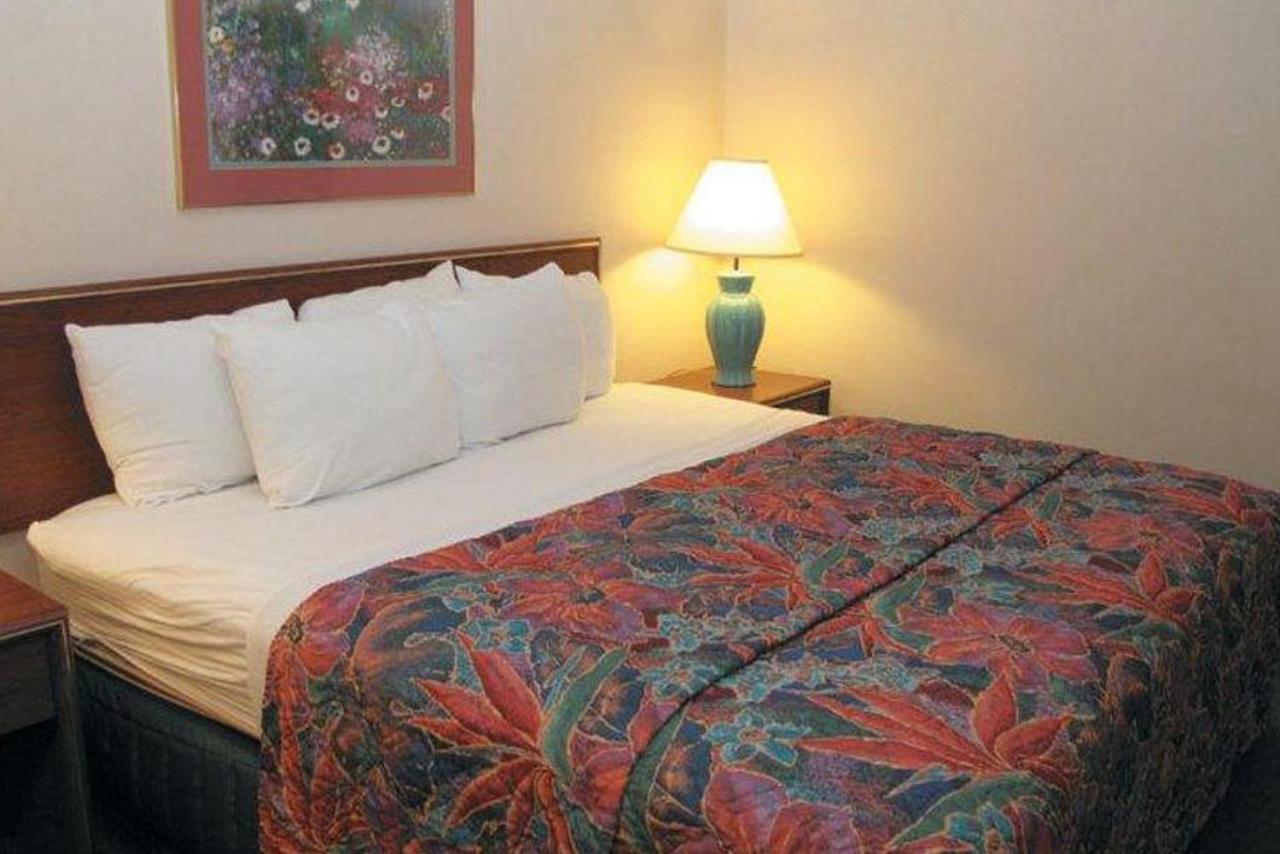 Norwood Inn & Suites Indianapolis East Post Drive Екстериор снимка