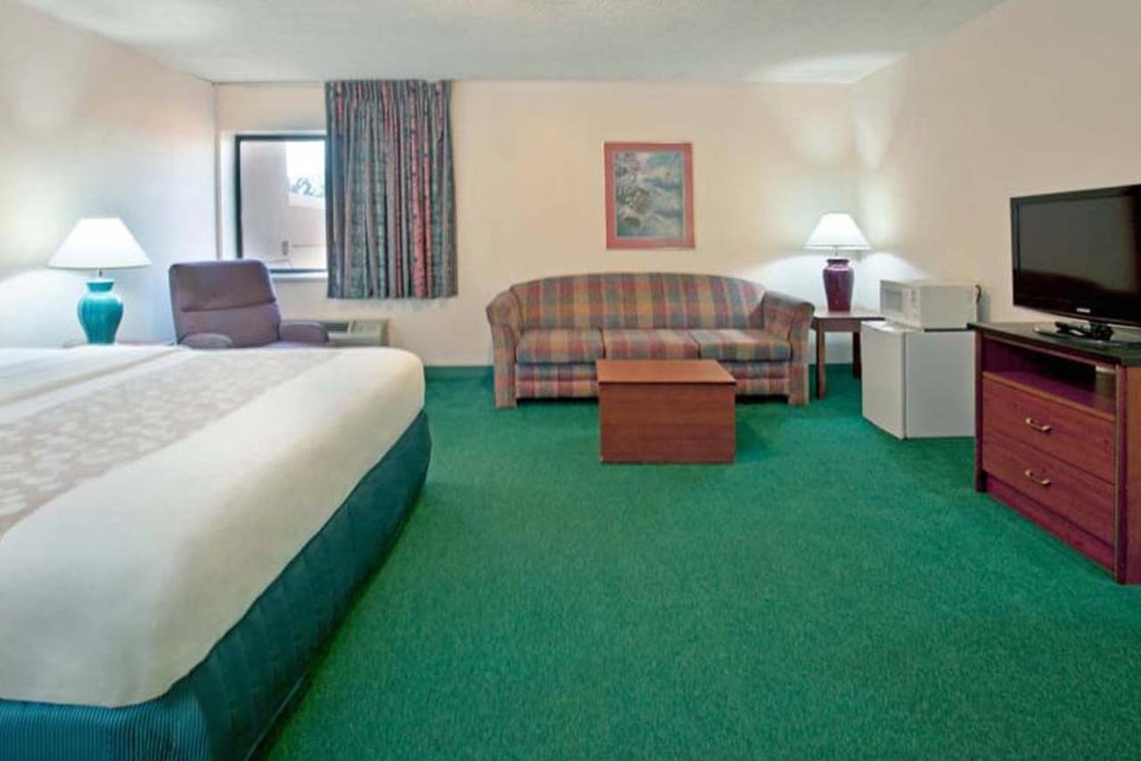 Norwood Inn & Suites Indianapolis East Post Drive Екстериор снимка