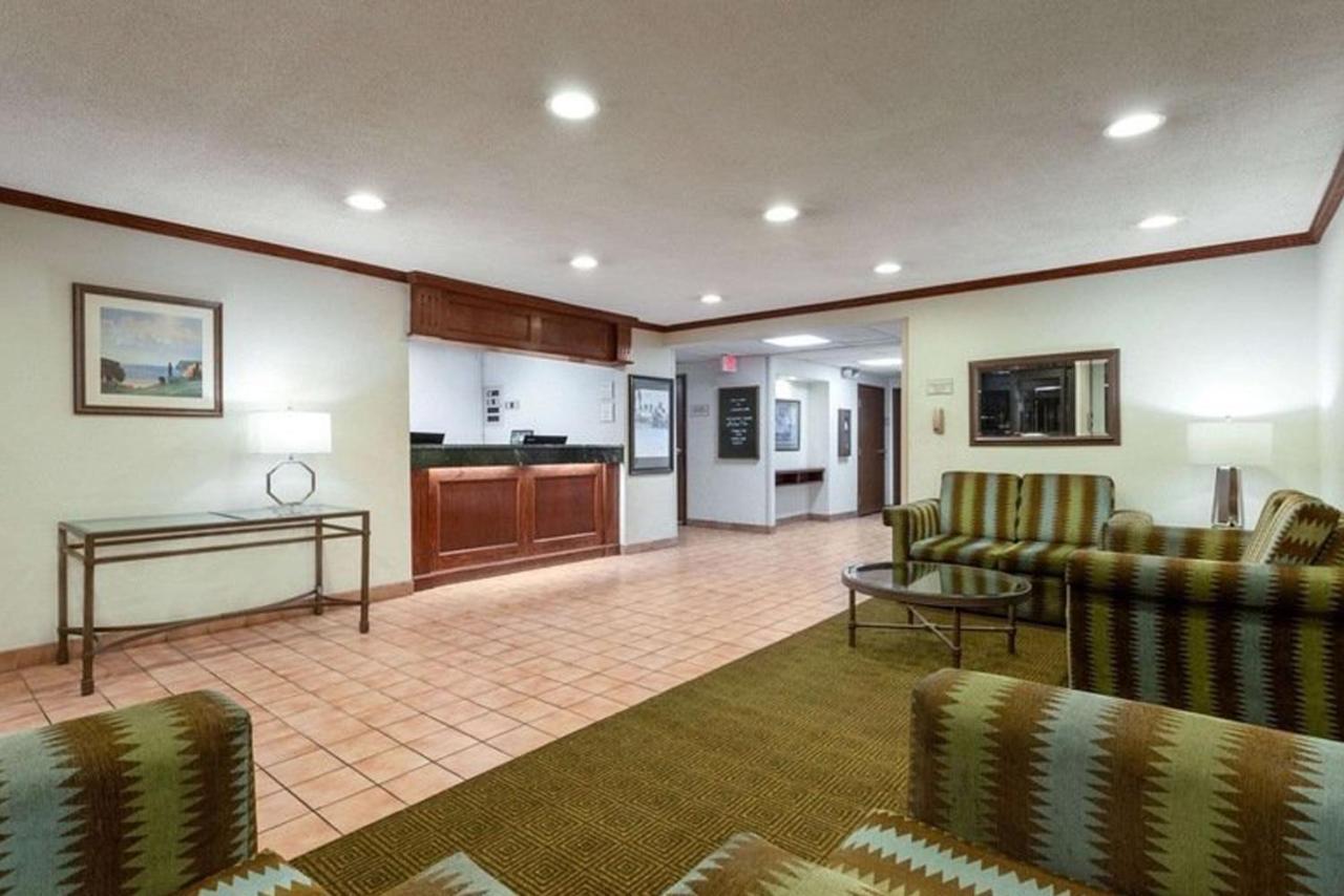 Norwood Inn & Suites Indianapolis East Post Drive Екстериор снимка