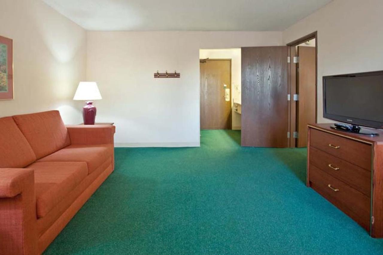 Norwood Inn & Suites Indianapolis East Post Drive Екстериор снимка