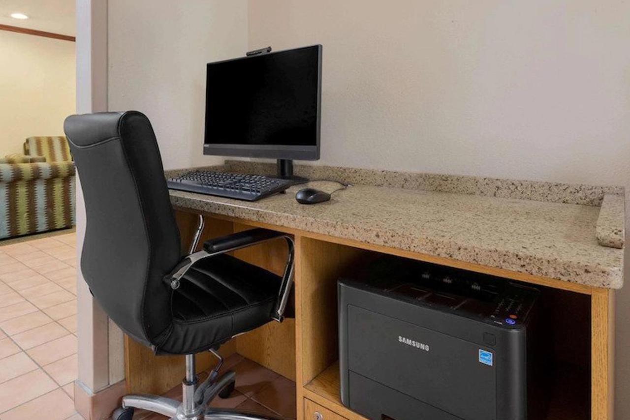 Norwood Inn & Suites Indianapolis East Post Drive Екстериор снимка