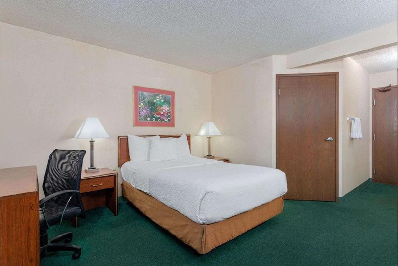 Norwood Inn & Suites Indianapolis East Post Drive Екстериор снимка