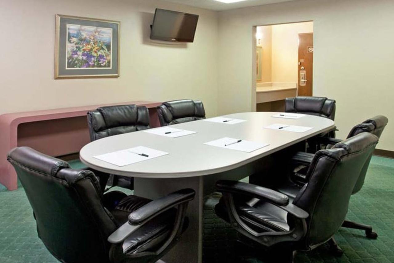 Norwood Inn & Suites Indianapolis East Post Drive Екстериор снимка