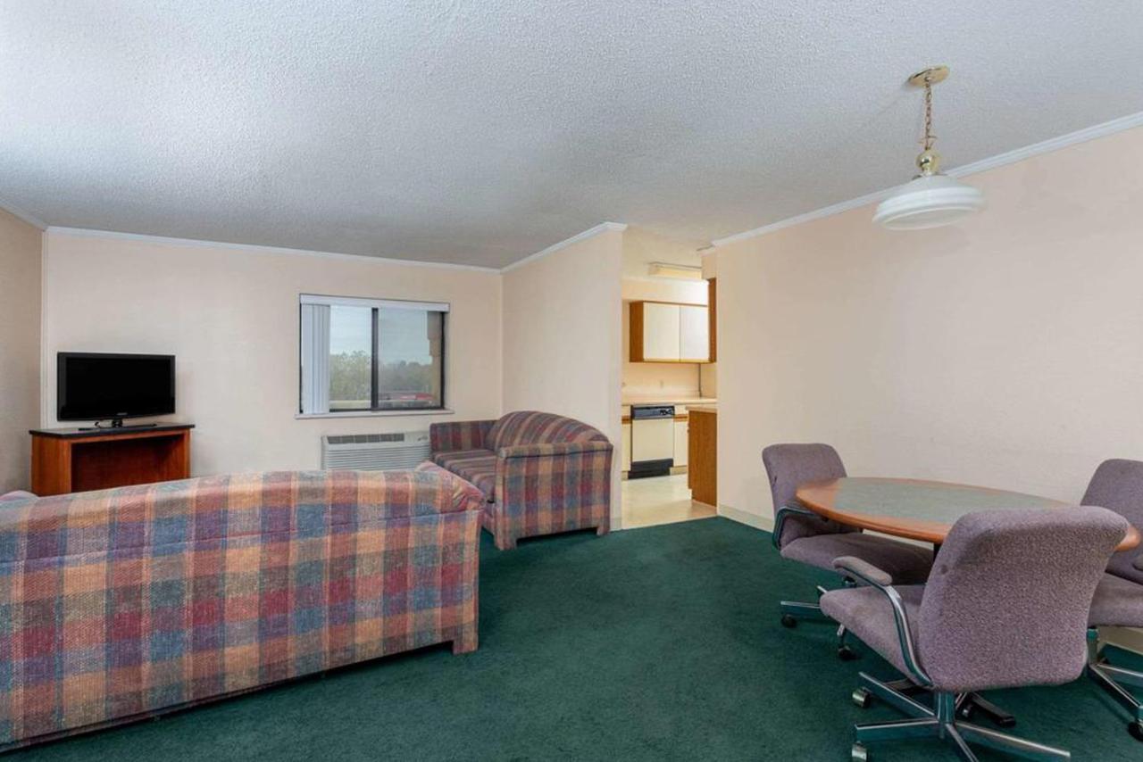 Norwood Inn & Suites Indianapolis East Post Drive Екстериор снимка