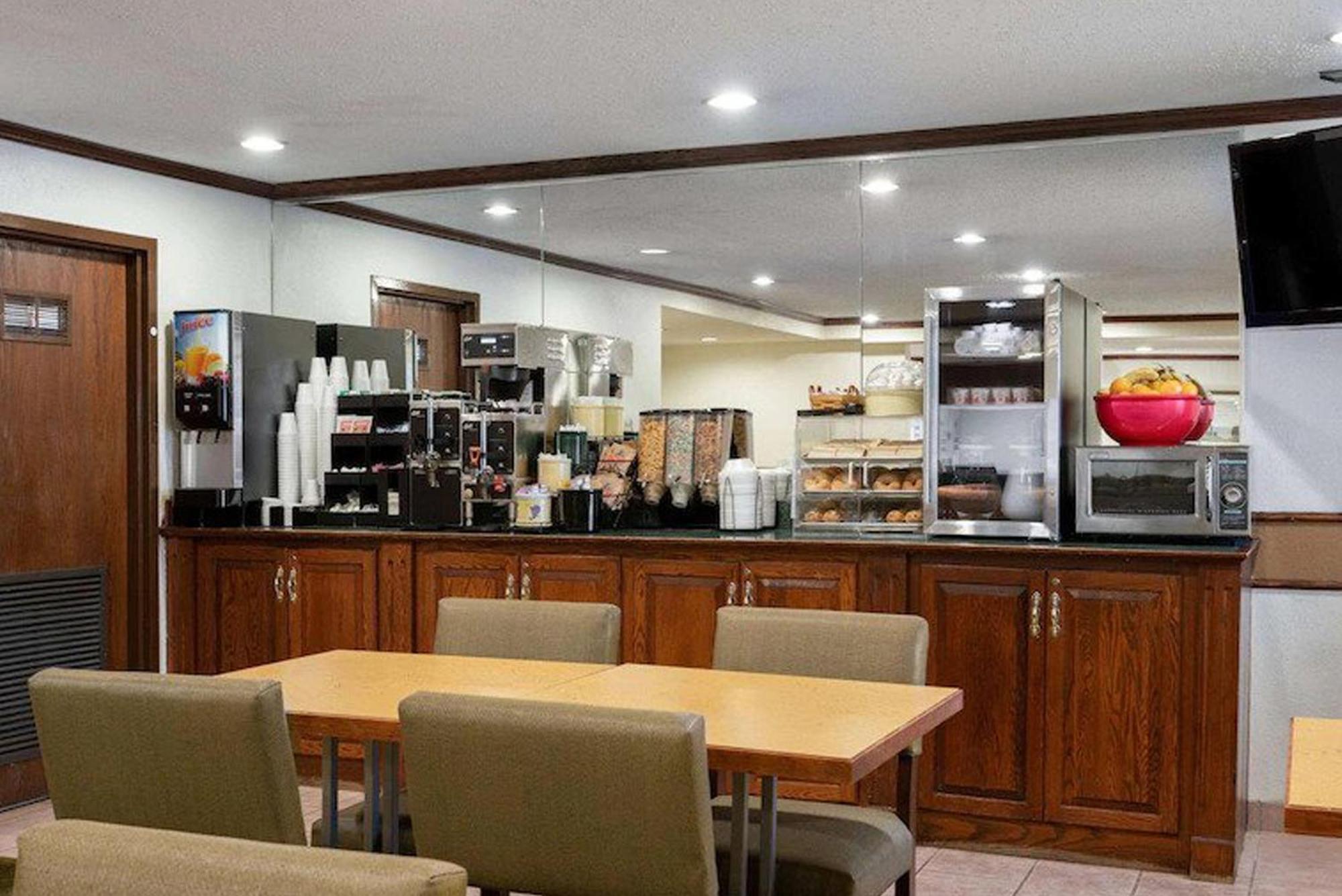 Norwood Inn & Suites Indianapolis East Post Drive Екстериор снимка