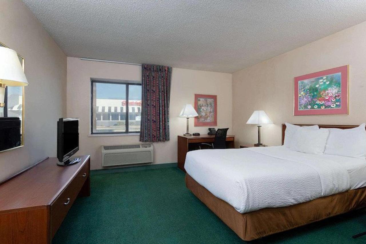 Norwood Inn & Suites Indianapolis East Post Drive Екстериор снимка